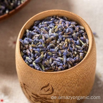 Bio-Tee mit getrockneten Lavendelblüten